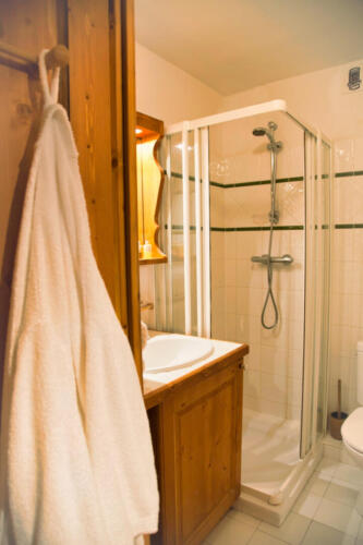 Master bedroom ensuite 1 (Large) luminar