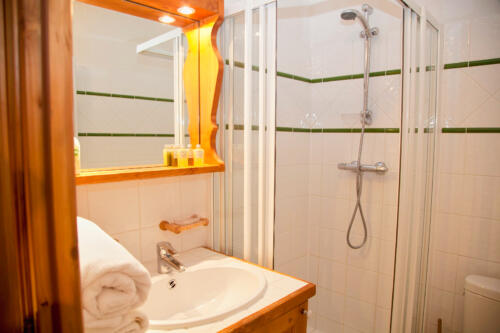 Master bedroom ensuite 2 (Large) luminar