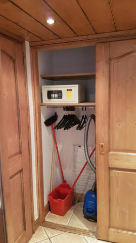 Storage-area-with-safe